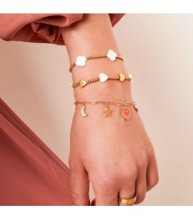 Armband met goudkleurige kralen en witte klavertjes