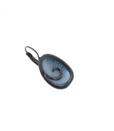 Oorbellen met blauwgrijze inkleuring gun black zetting